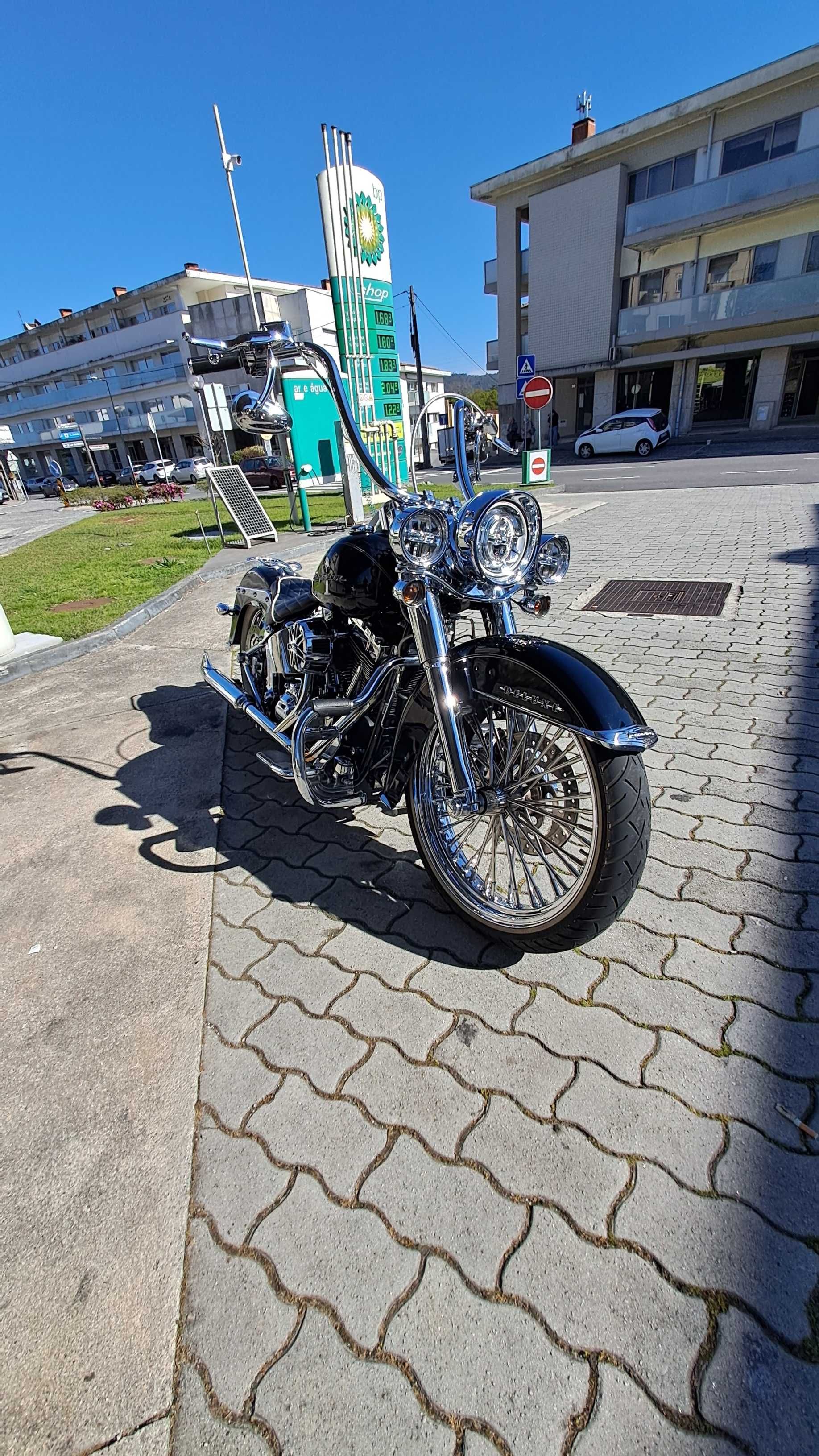 Harley Davidson Softail Deluxe estilo chicano