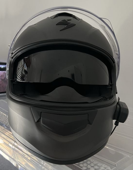 Capacete com viseira solar e sistema de comunicação Bluetooth