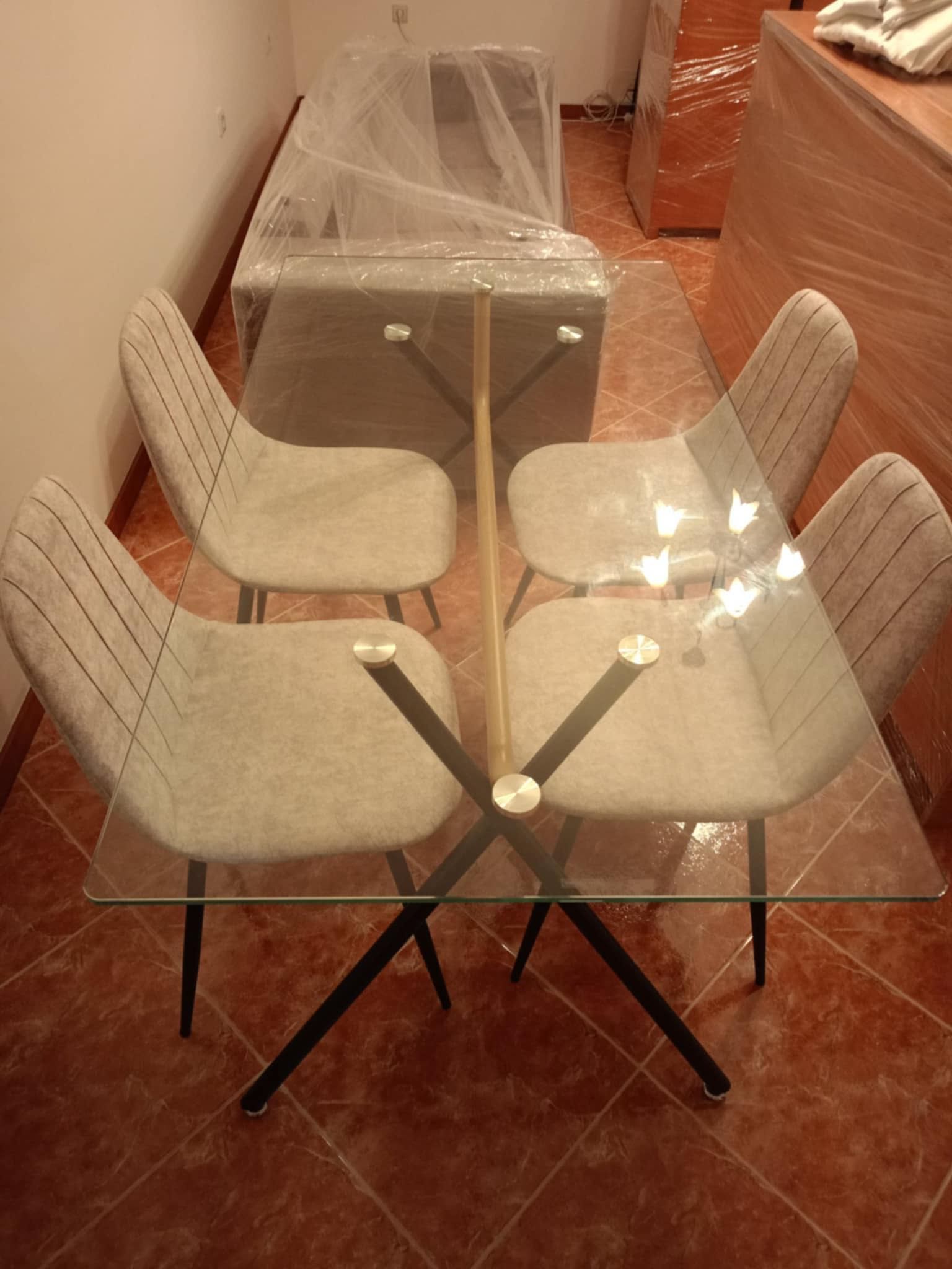 Mesa em vidro e 4 cadeiras