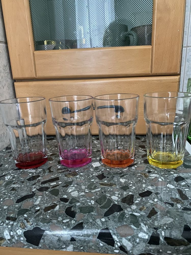 Szklane szklanki kolorowe