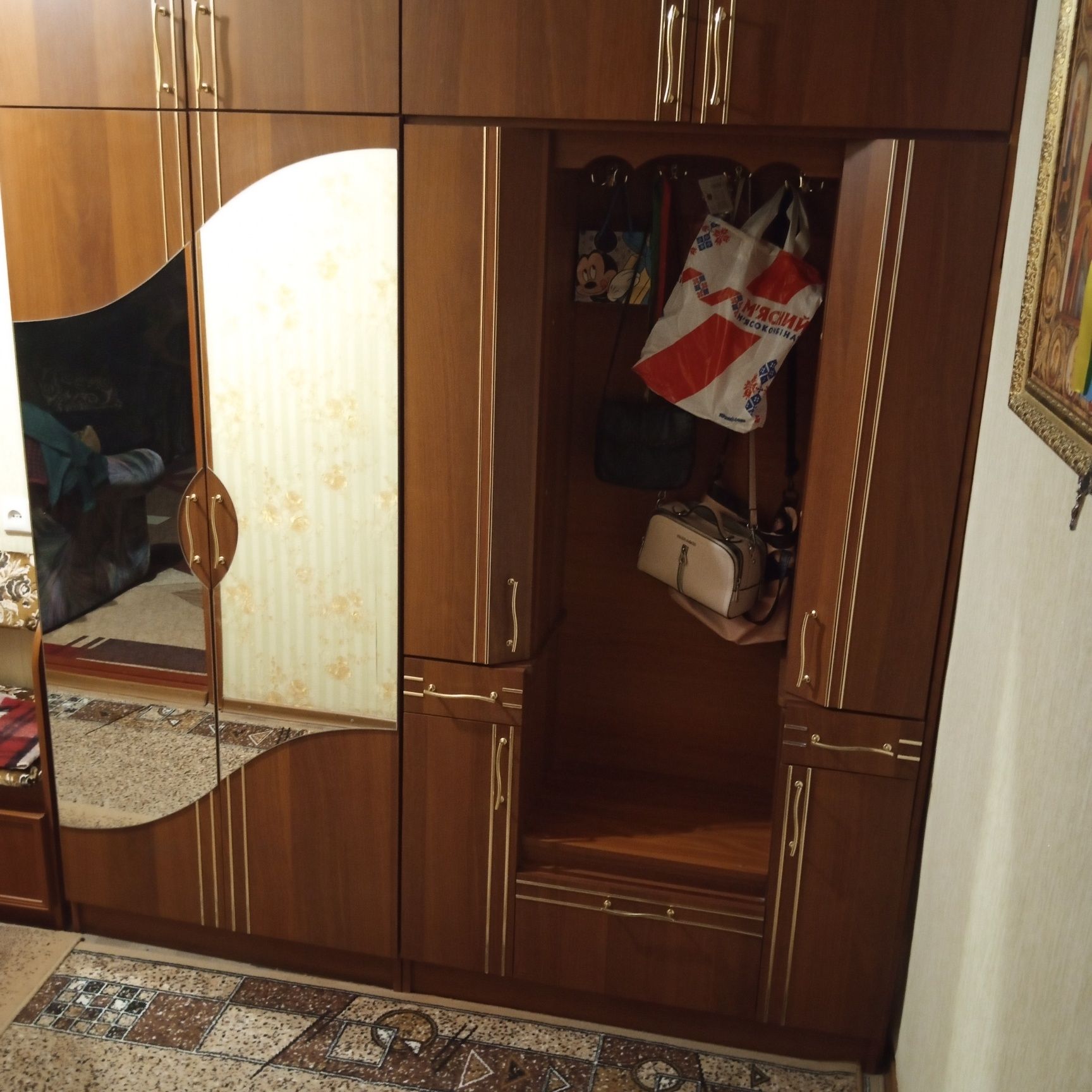 Продам стінку прихожої.