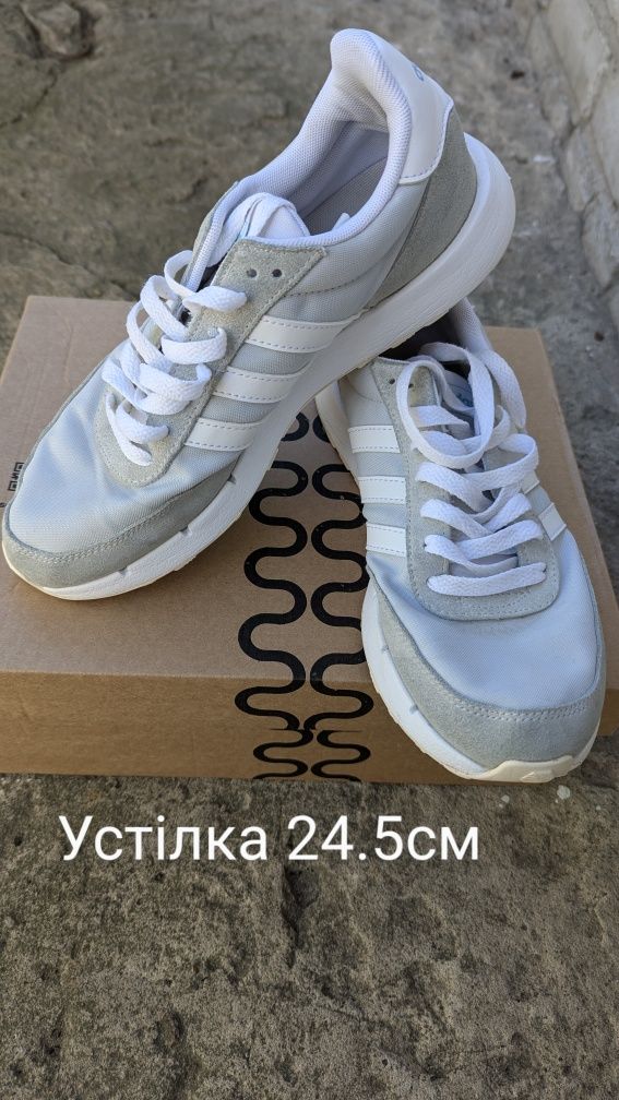 кросівки adidas жіночі