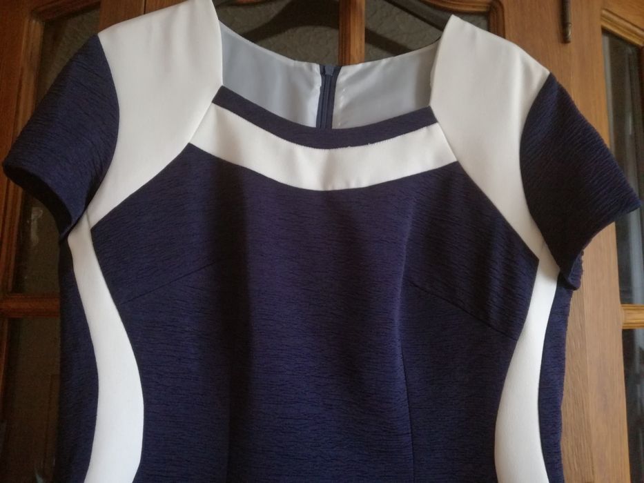 Śliczna sukienka damska wizytowa z białym bolerkiem rozmiar 42