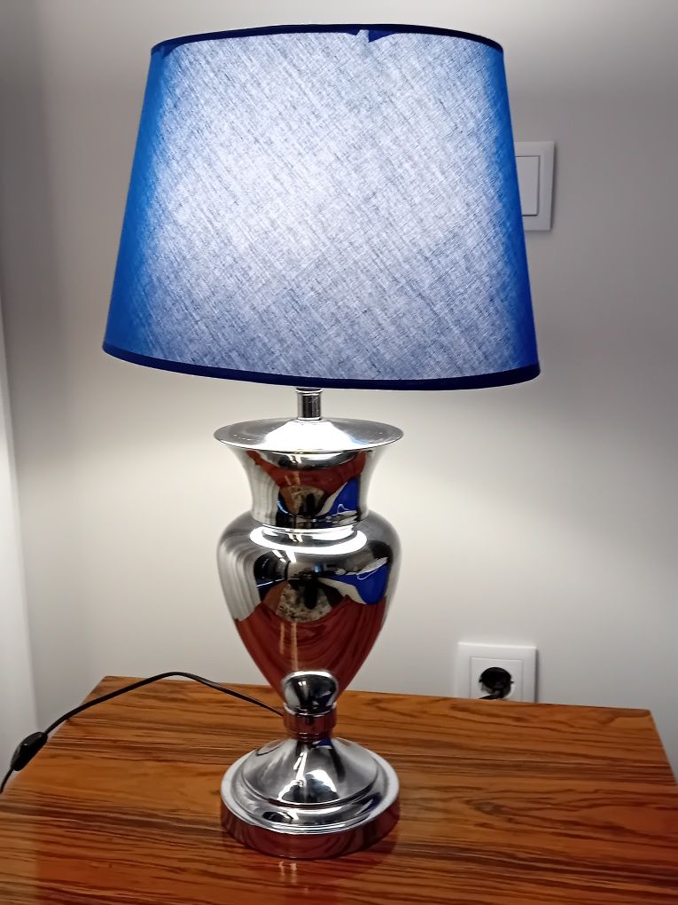 Candeeiro de mesa prateado