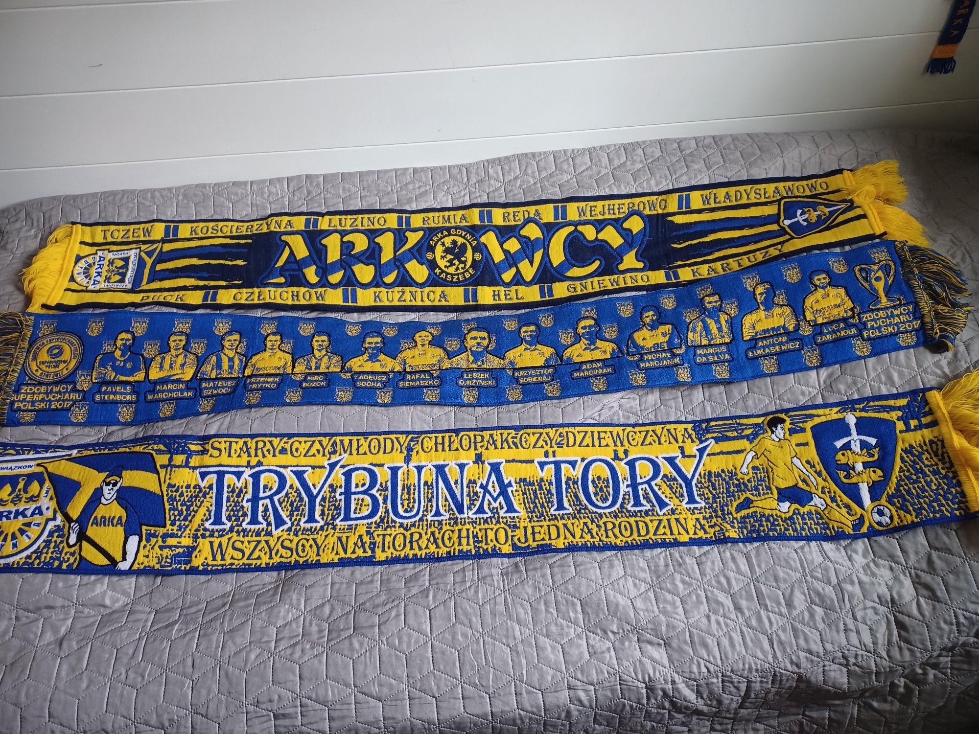 Sprzedam widoczne na zdjęciach szale zespołu  Arka Gdynia