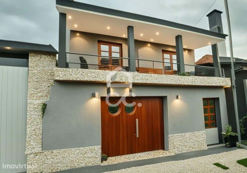 Moradia para reconstruir na periferia da cidade de Chaves