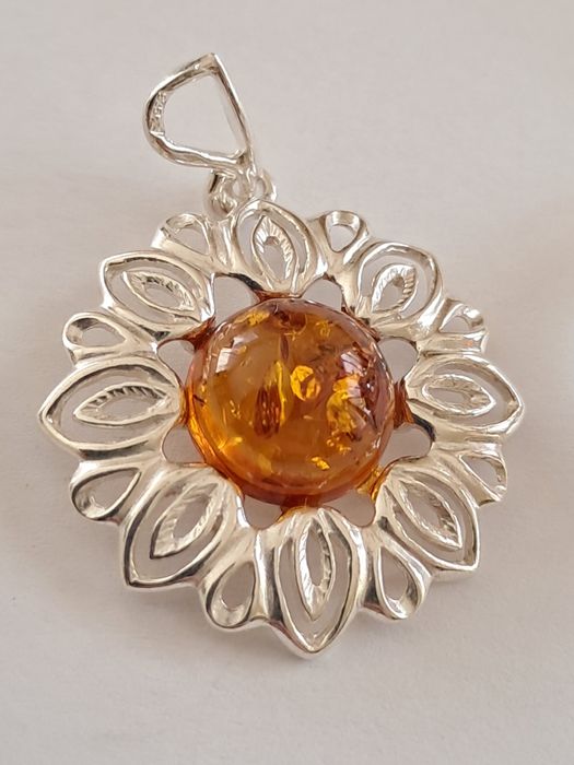 srebrna zawieszka z bursztynem bałtyckim