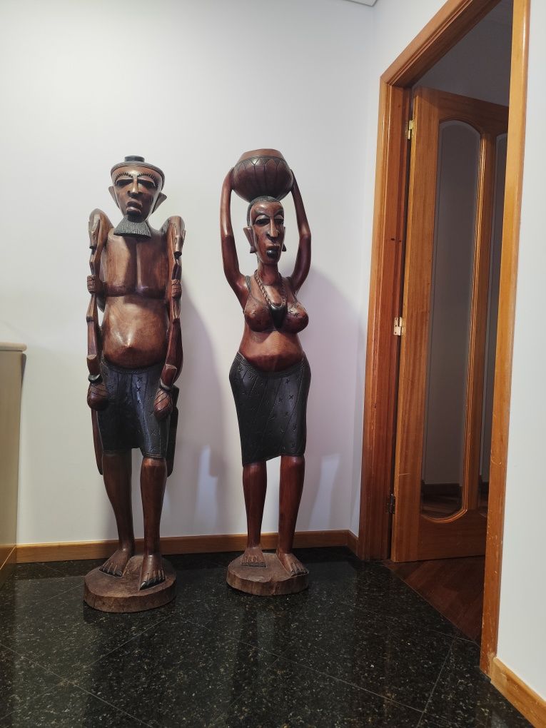 Estátuas em madeira