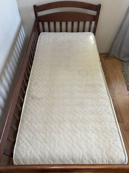 Дитяче ліжко з матрацом