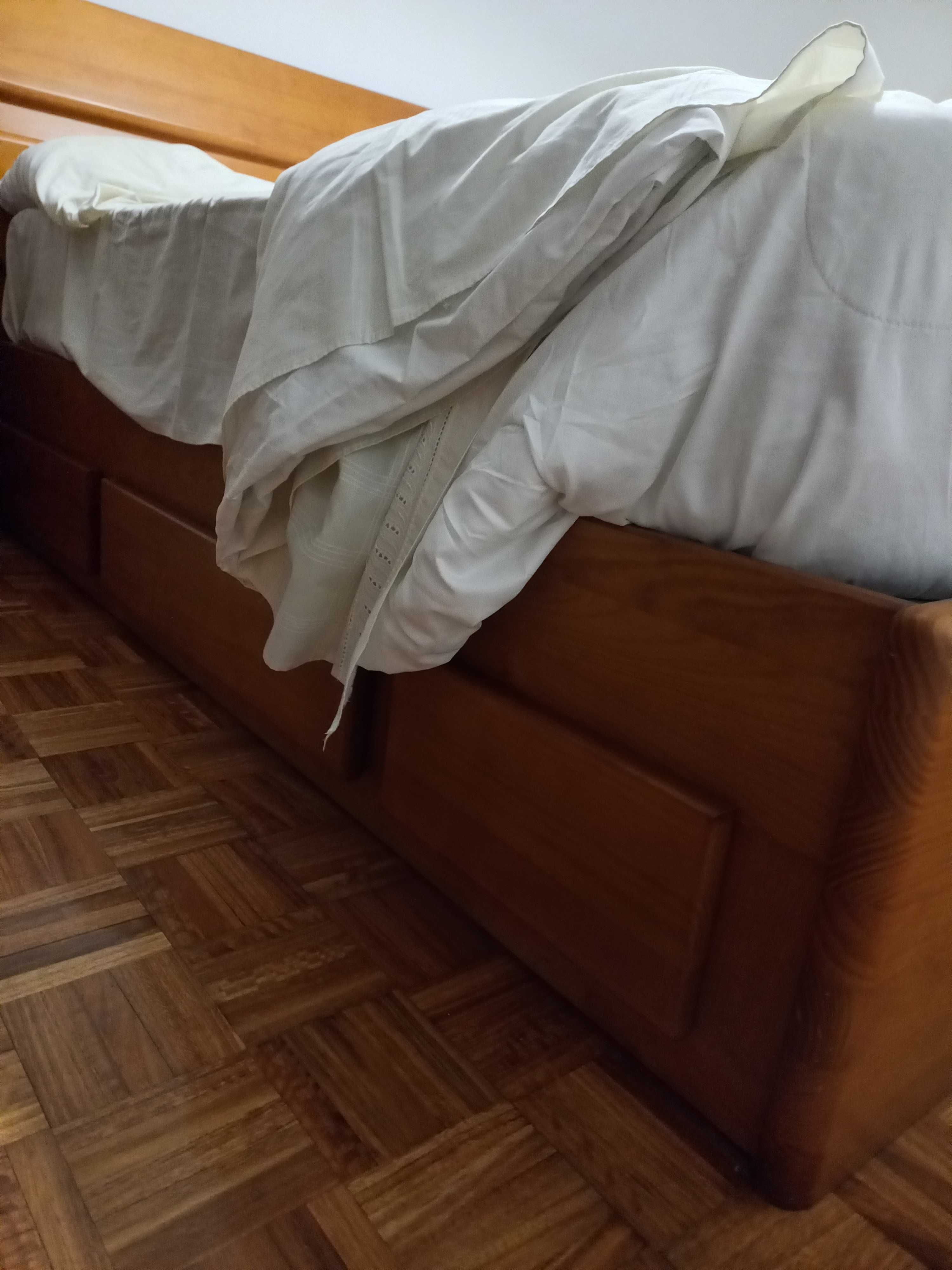 Cama casal + mesa cabeceira