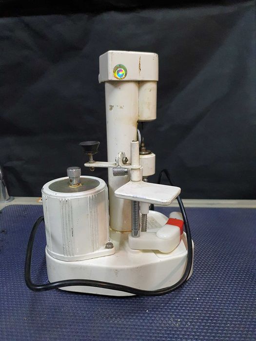 Máquina vintge de perfuração e entalhe de lentes