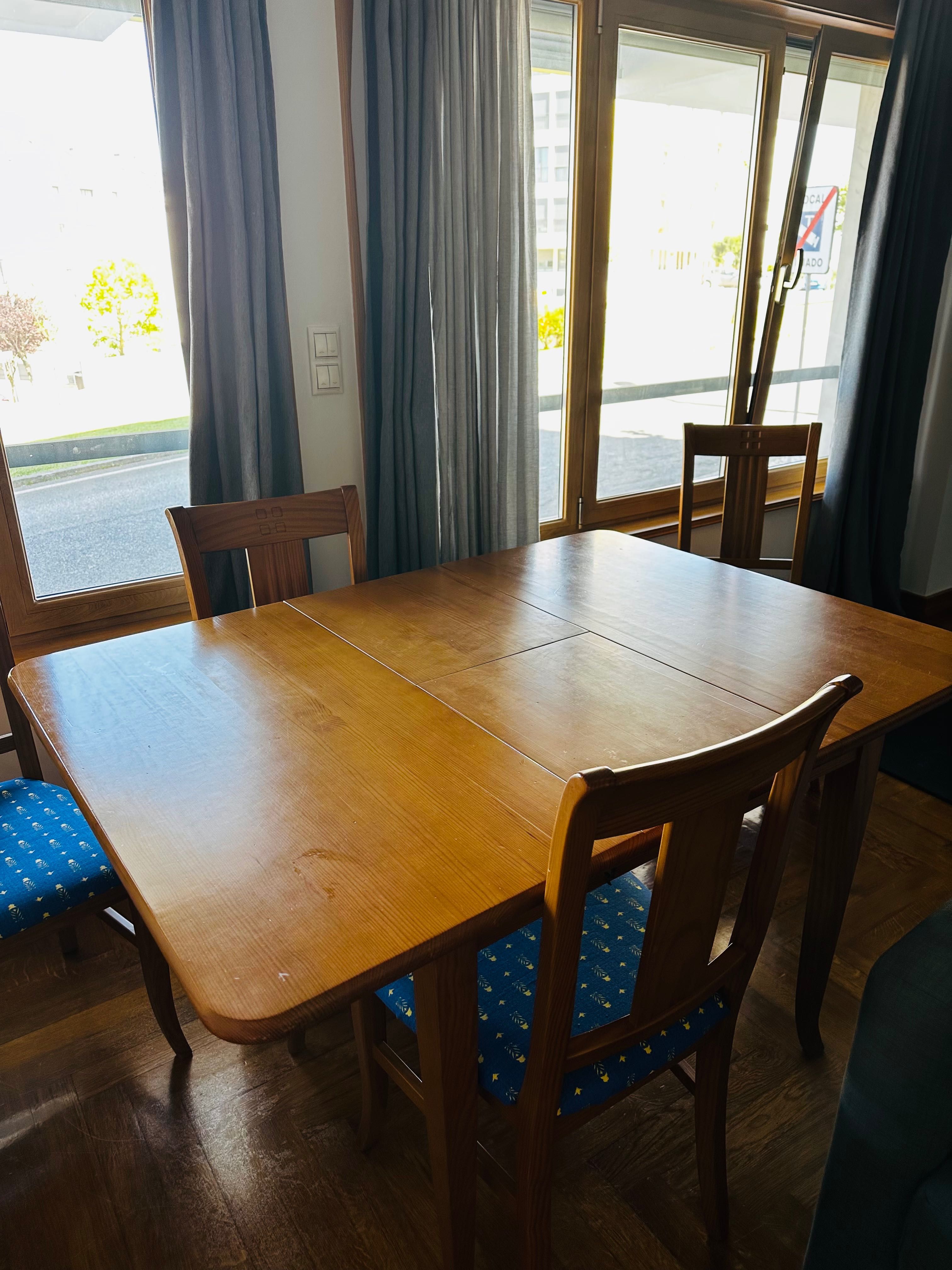 Conjunto de mesa extensível + 4 cadeiras de madeira maciça