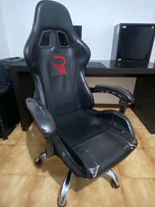 Cadeira Gamer preta e vermelha