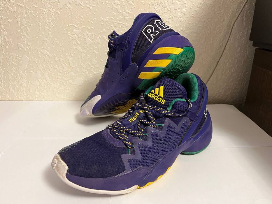 Баскетбольні кросівки adidas issue 2