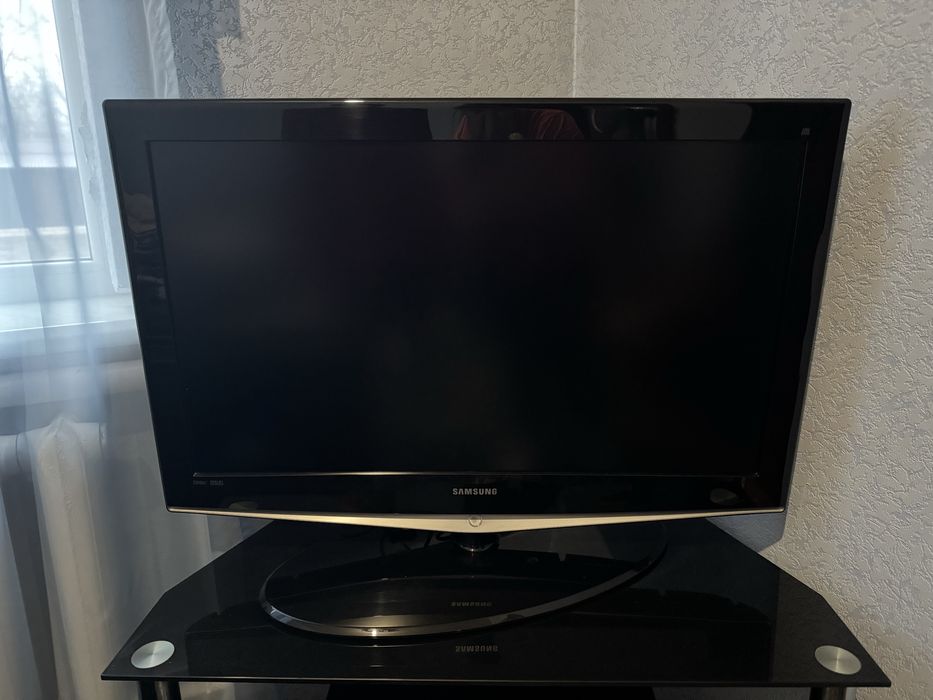 Скляна тумба під телевізор ( можливо з телевізором )