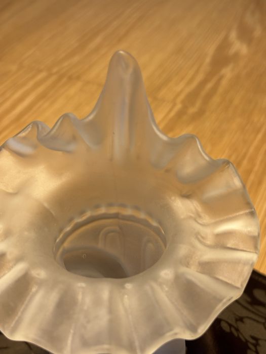 Jarra antiga em vidro fosco.