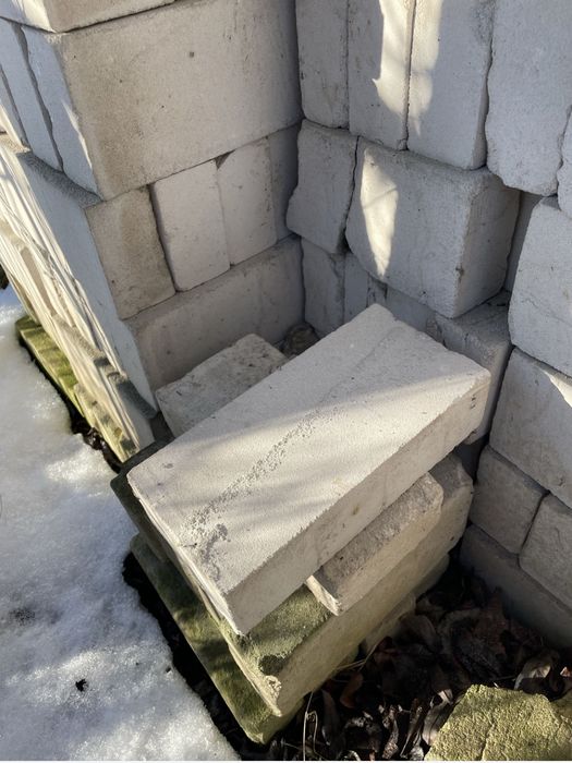 Cegły białe na palecie