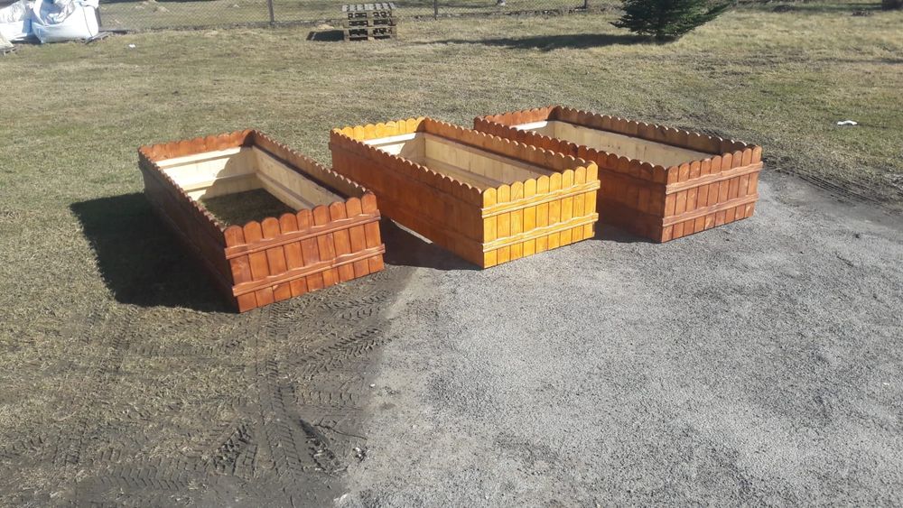 Nagrobek płotek drewniany, obudowa grobu ziemnego