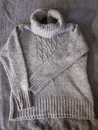 Szary sweter z golfem