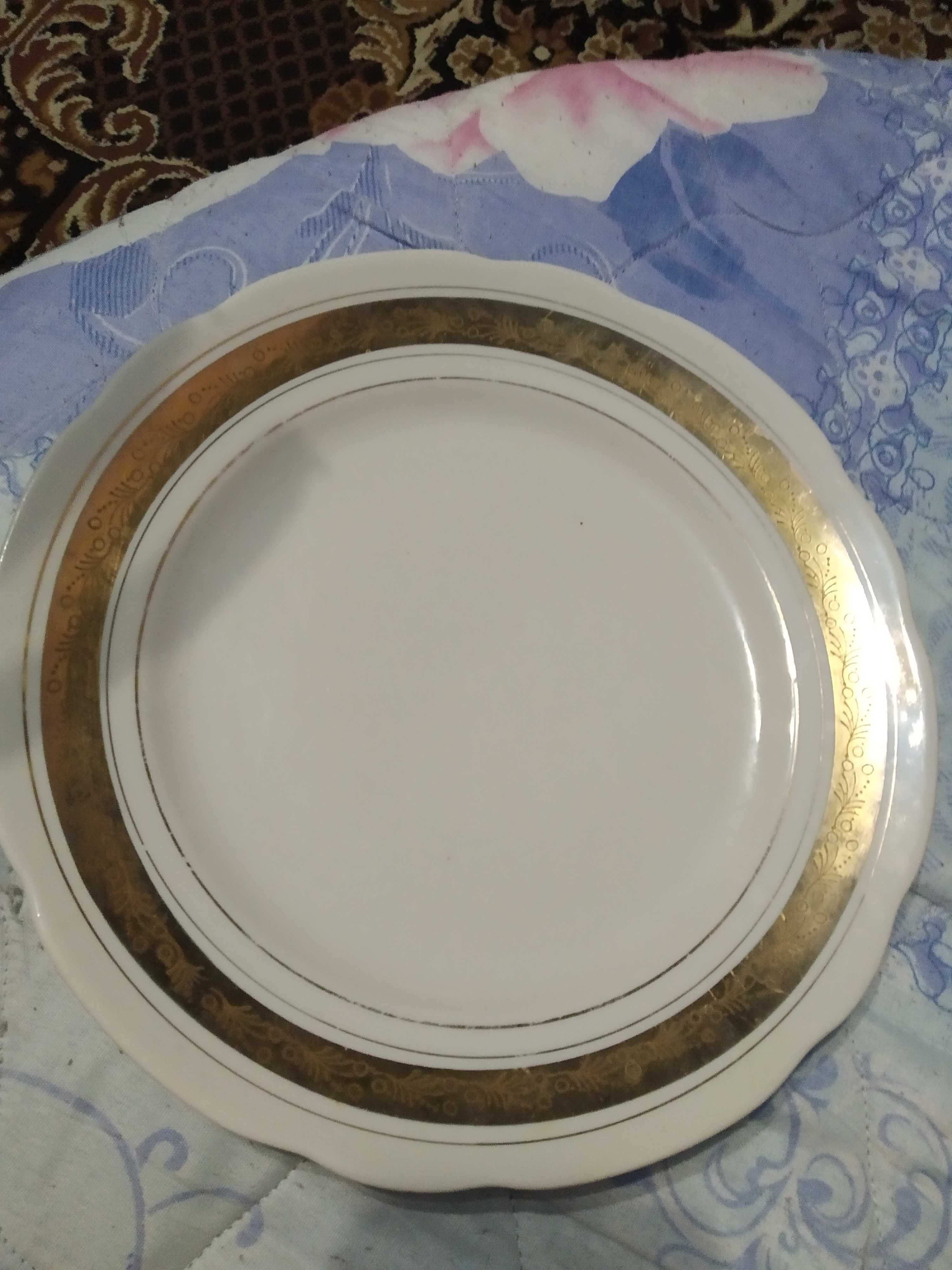 Посуд із золотим орнаментом