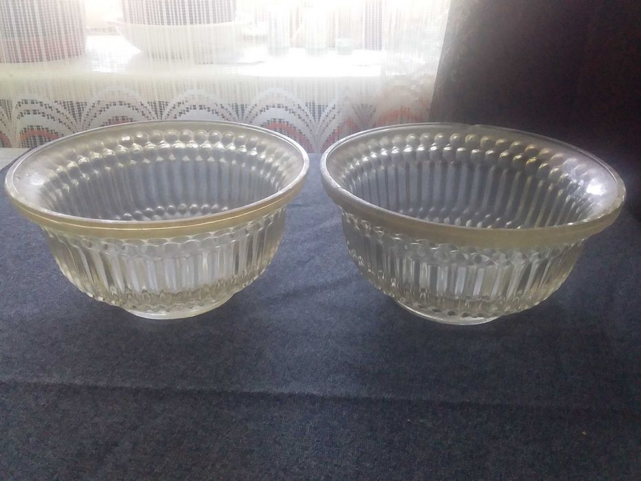 Продам дві салатниці.