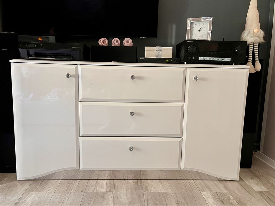 Komoda biała wysoki połysk z oświetleniem LED - styl glamour