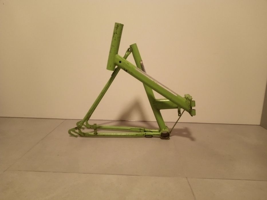 Krzywa rama rowerowa Romet Jubilat 2 1981 rok koła 24 całe zielona