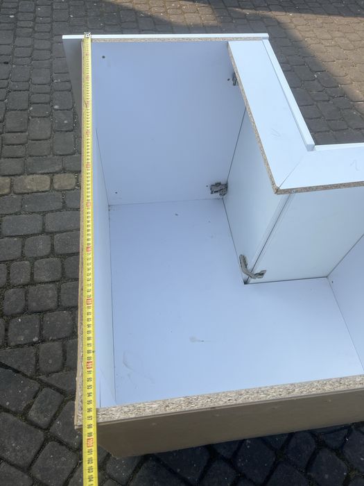 Szafka w bialym połysku