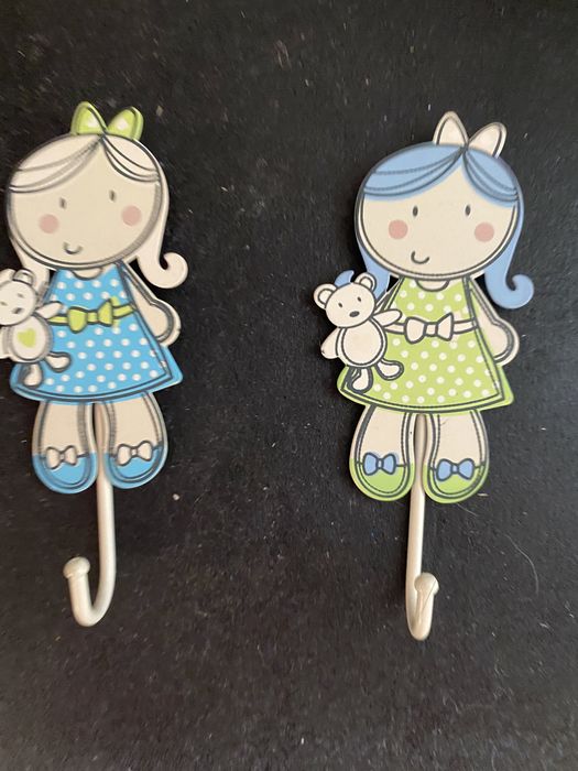 Cabides bonecas para quarto criança.
