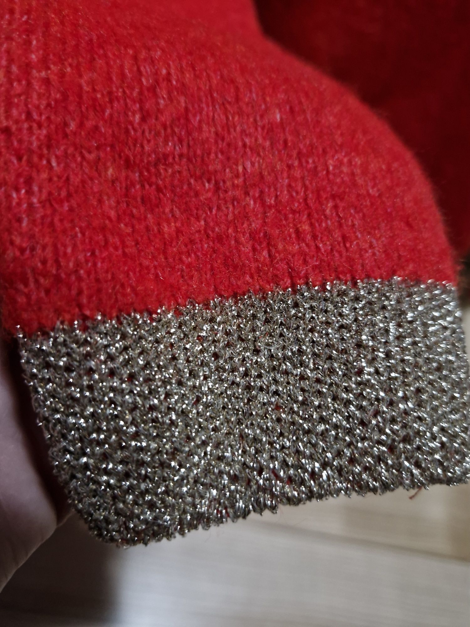 Sweterek czerwony ze złotym ciepły