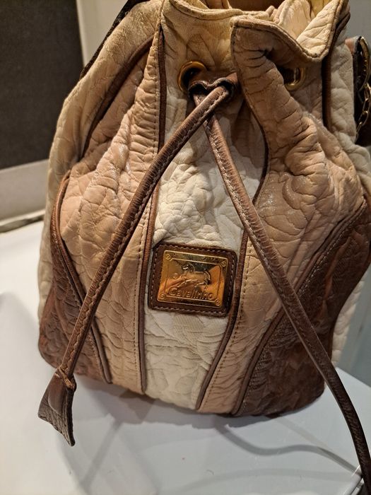 Vendo mala cavalinho bege e castanha com tiracolo em bom estado usada