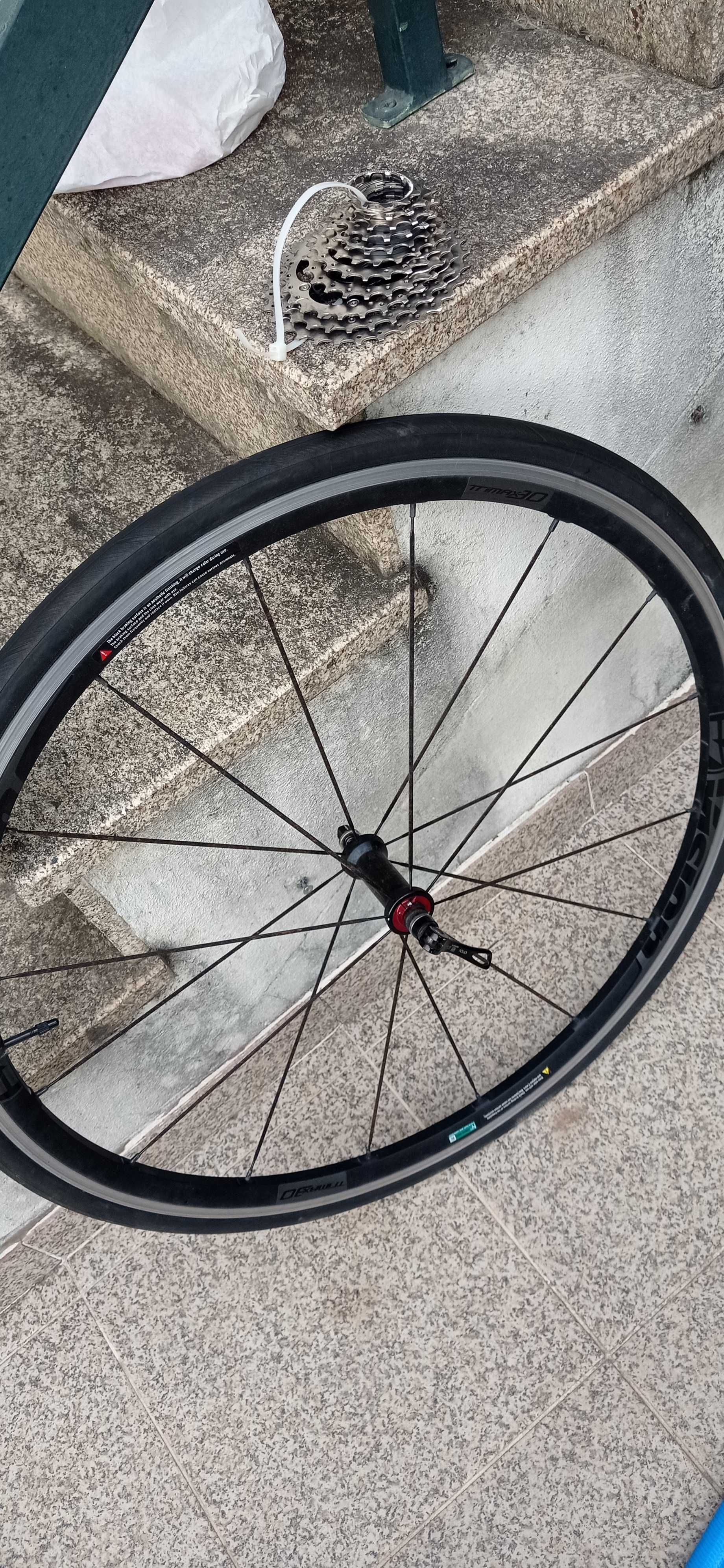 Bicicleta de estrada em carbono, marca Giant , Tamanho L