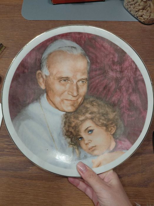 Talerz  ' Ojciec Swiety i dziecko' z 1983 roku