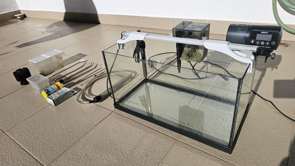 Aquário com kit de água quente e plantas