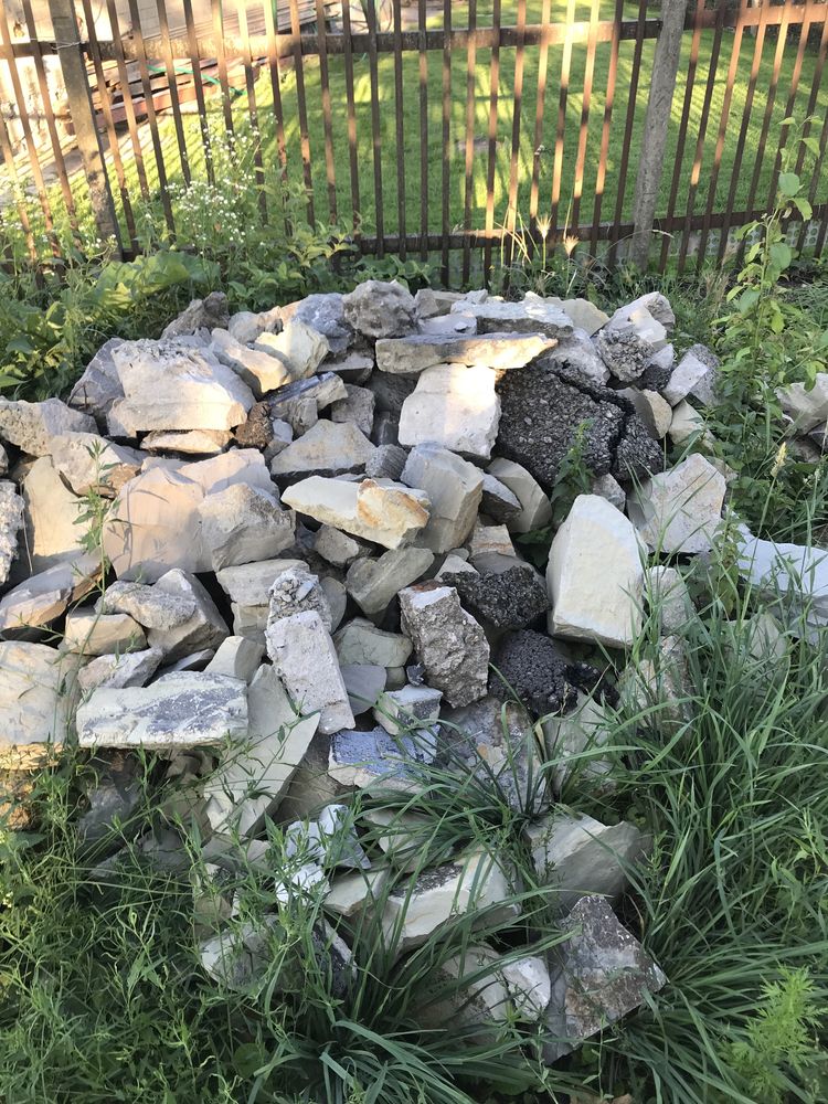 Камінь побиті кусочки