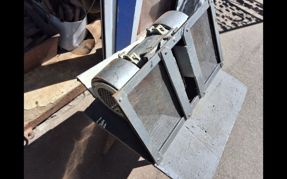 Продам вытяжку,моторы,точило и др.