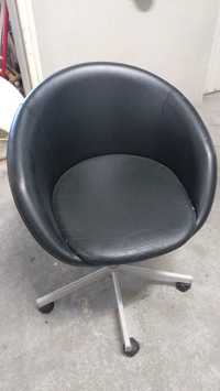 2 cadeiras pretas com rodas