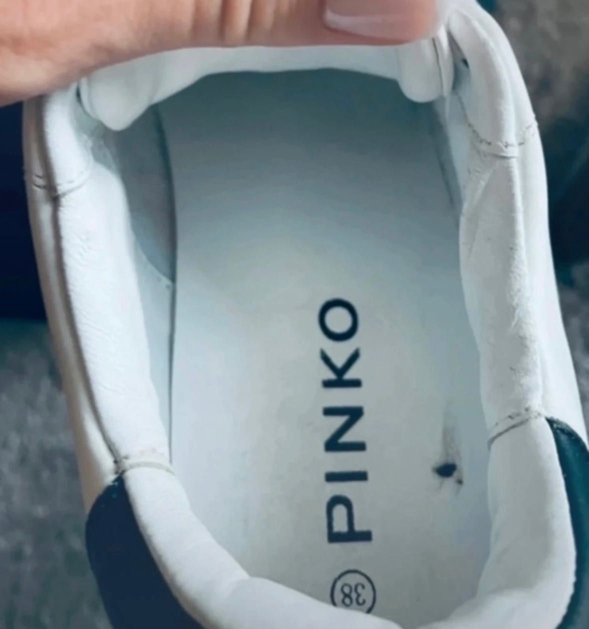Oryginalne skórzane sneakersy marki Pinko.