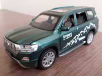 TOYOTA LAND CRUISER 1:32 napęd światła dźwięk