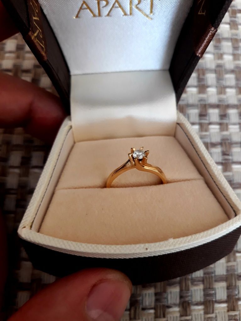 Nowy pierścionek z brylantem 0,24 ct