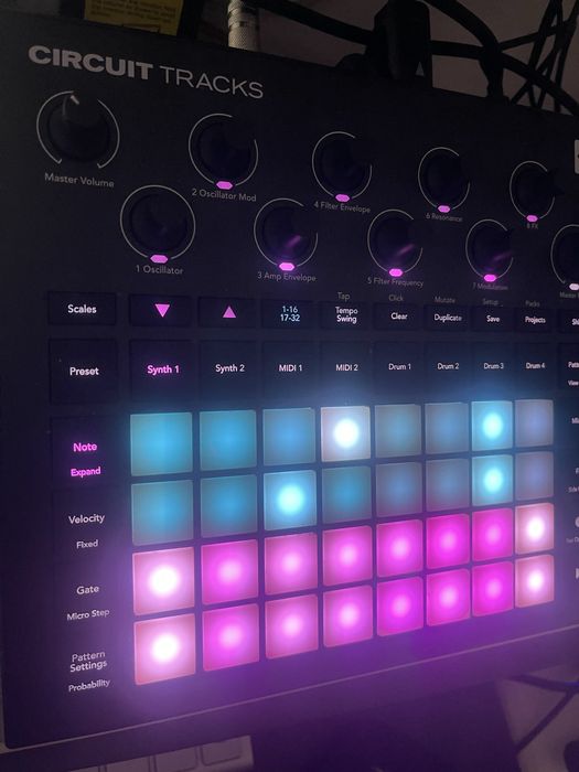 Novation Circuit Tracks GrooveBox e sintetizador como novo