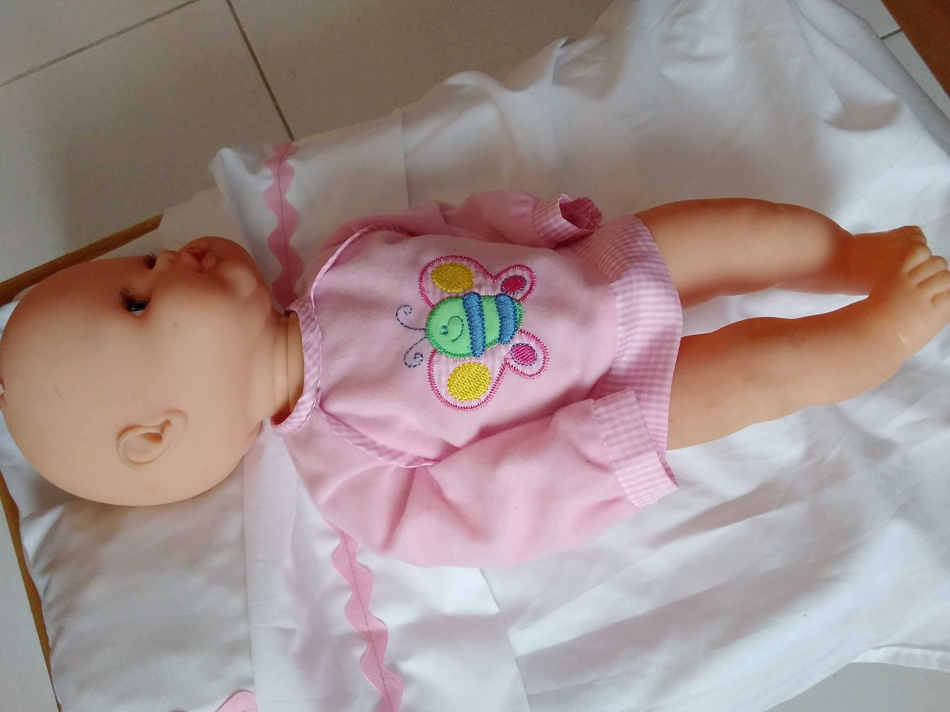 Cama madeira com bebé (almofada, colchão e lençóis)