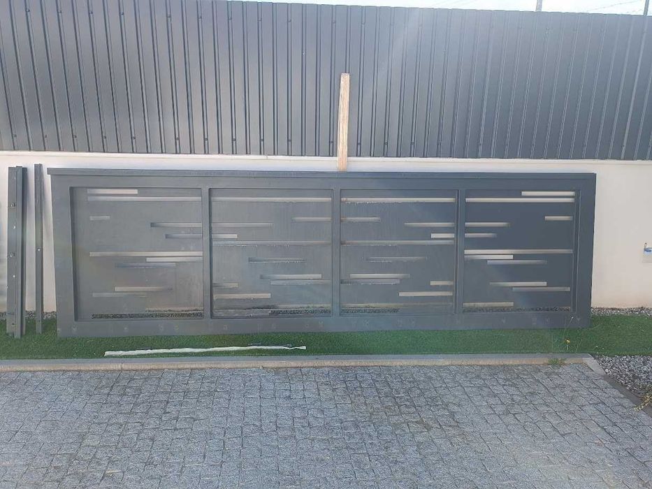 Portão metálico moderno com porta