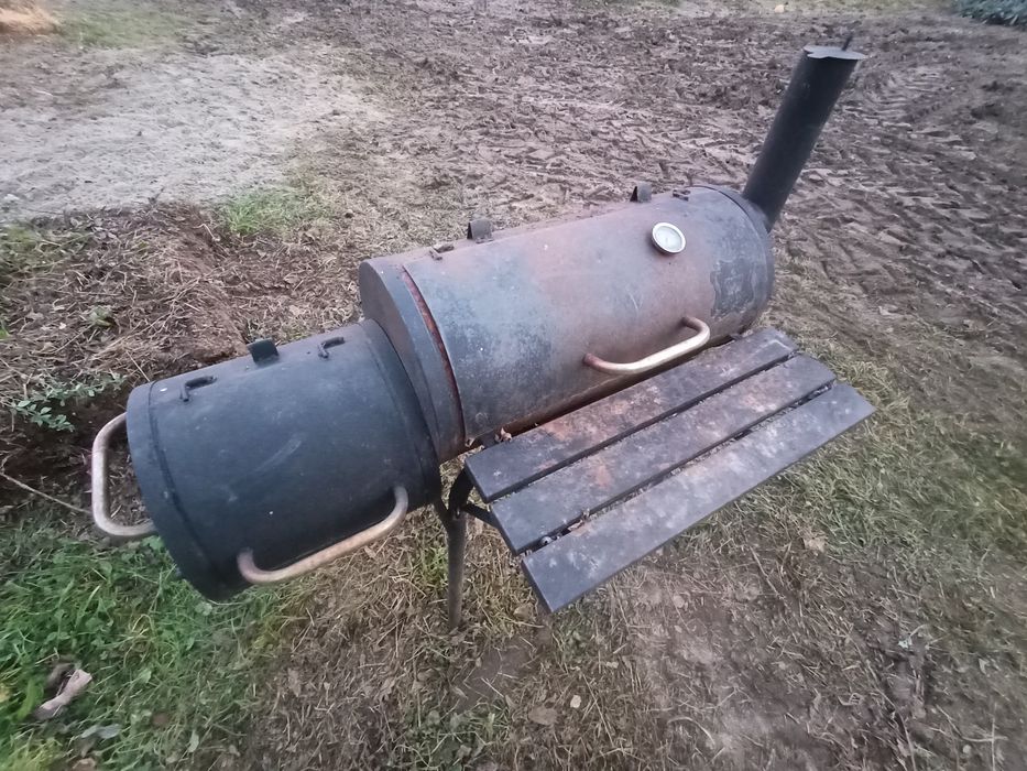 Duży grill z wedzarnią