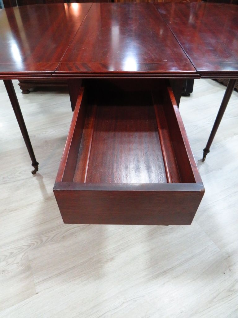 Mesa de abas, acabamentos em metais dourados.