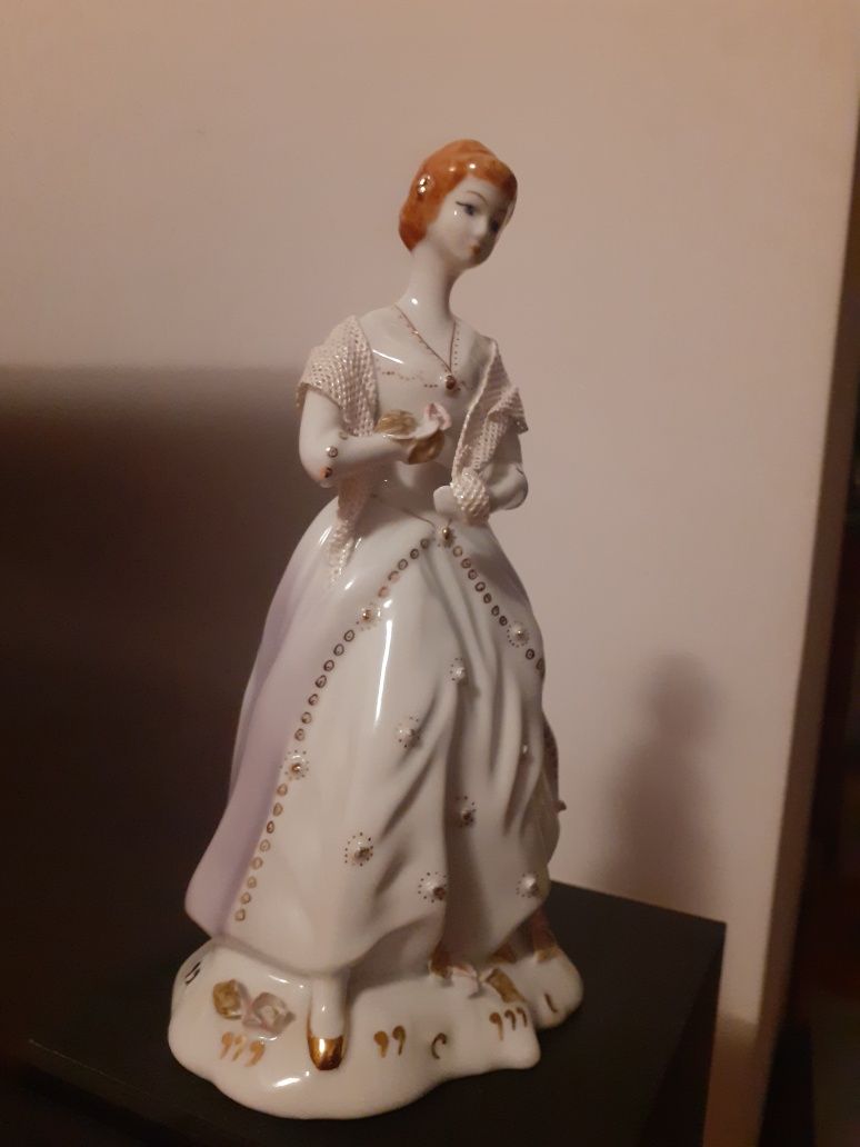 Figurka porcelanowa sygnowana