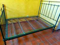 Cama de casal antiga em ferro