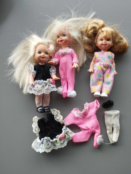 Várias Barbie e Ken