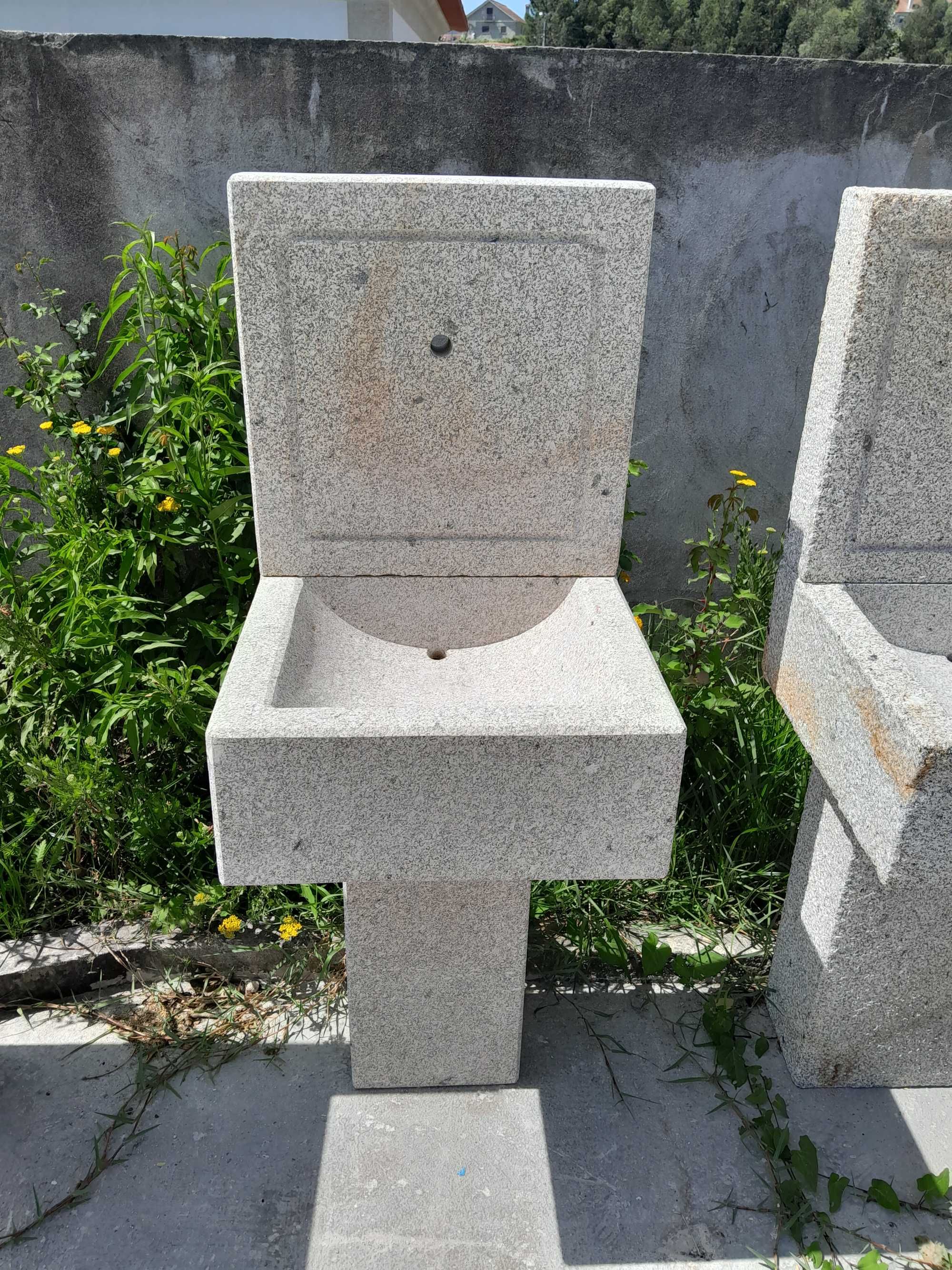 Fontanário em granito, linhas simples