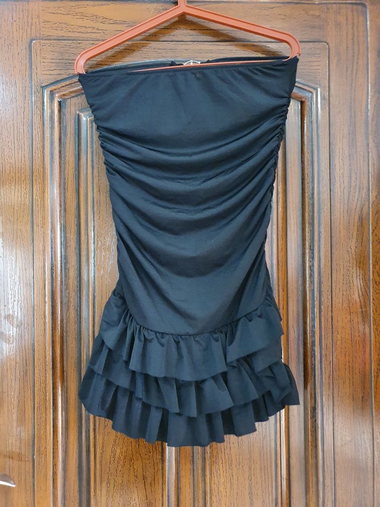 Czarna sukienka z łańcuszkiem